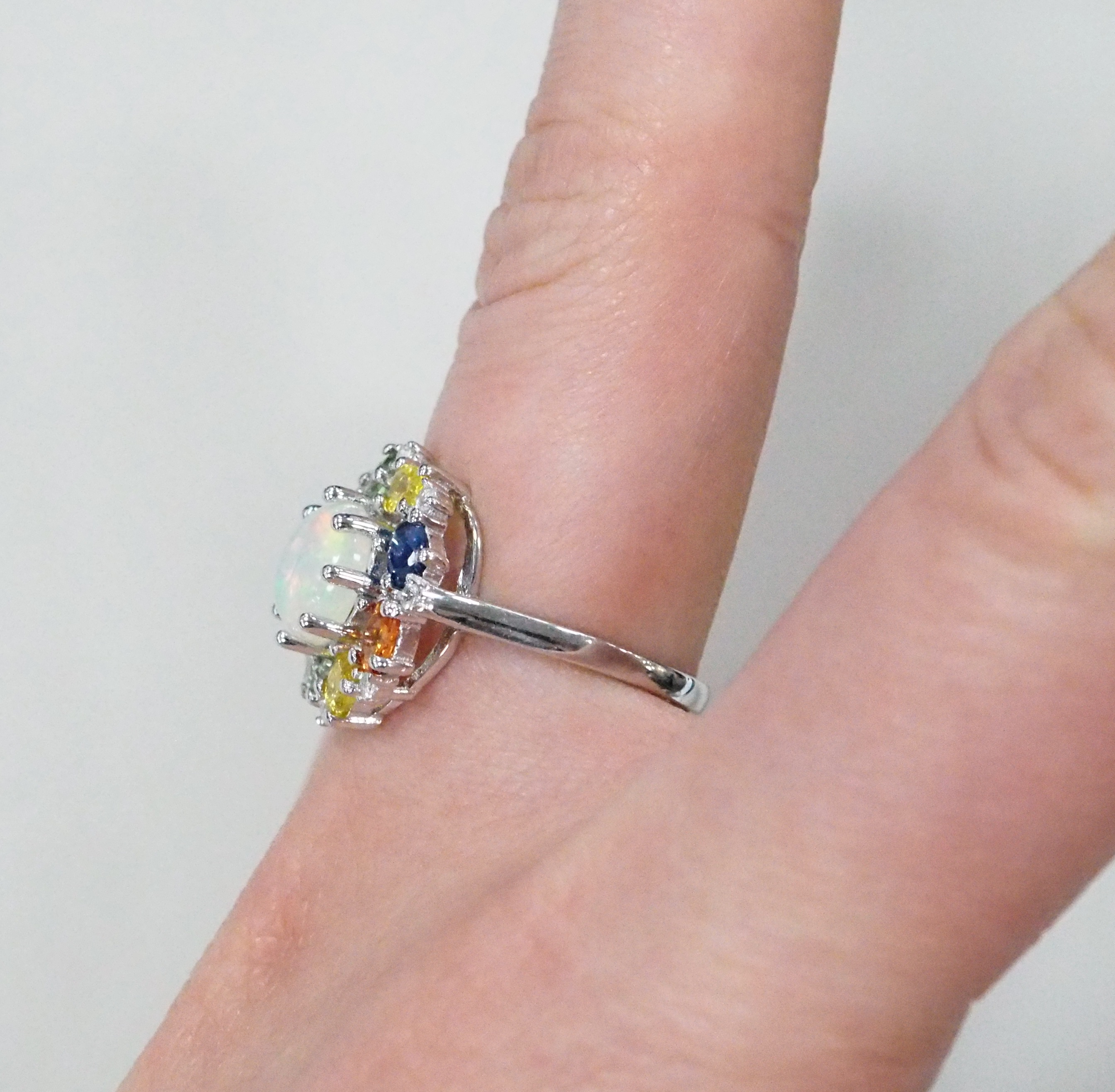 Серебряное кольцо 925 пробы; вставки 1 Опал белый 1,35ct; 8 Мультисапфир 1,66ct; 8 Топаз белый 0,13ct;